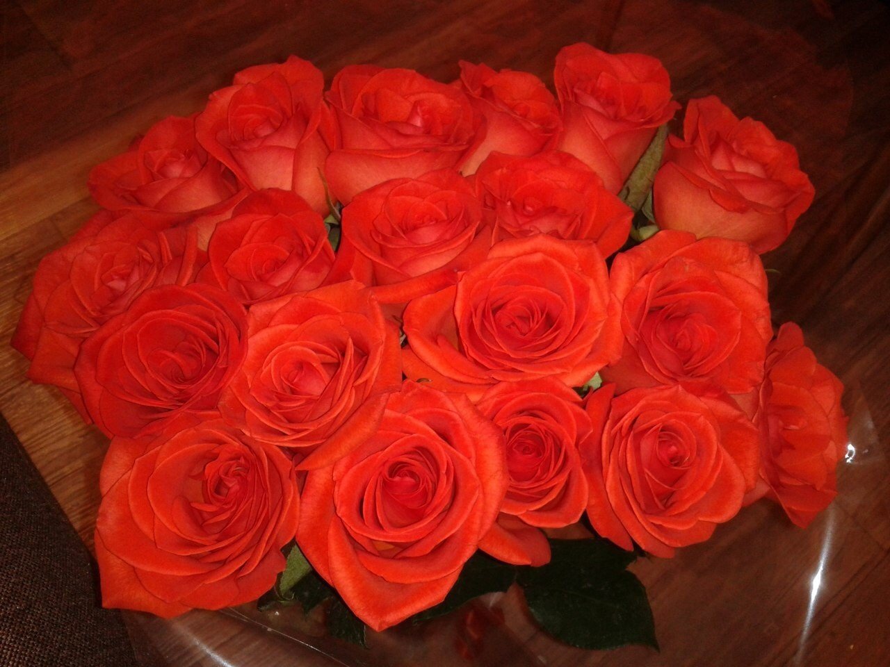 Мне букет красноярск. Коралловые розы. Коралловые розы букет. Розы кораллового цвета. Шикарный букет роз цвета коралл.