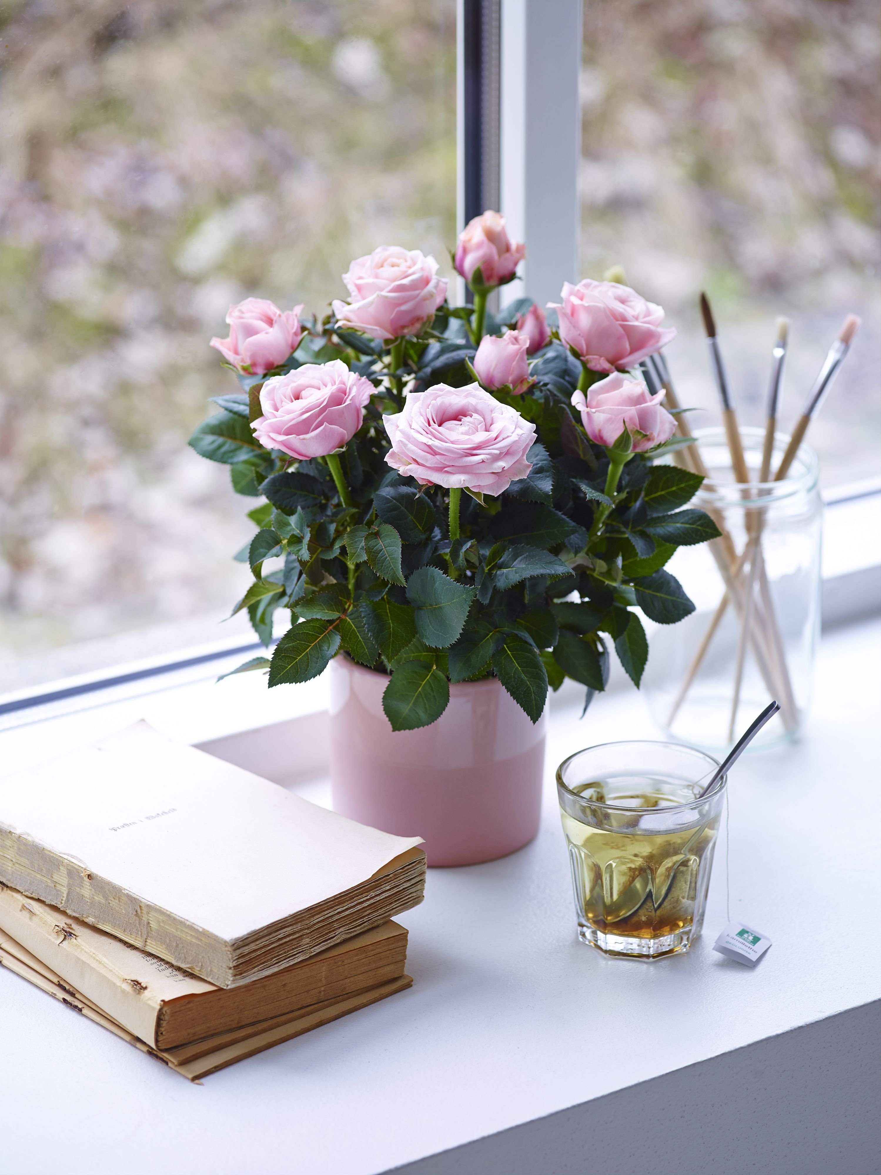Цветы в вазе дома на столе - 32 фото