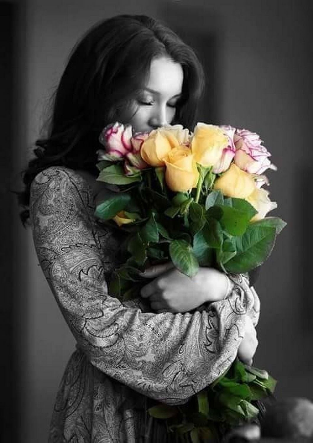 Розы красивые женщины. Букет "девушке". Девушка с букетом роз. Букет цветов для девушки. Фотосессия с букетом цветов.