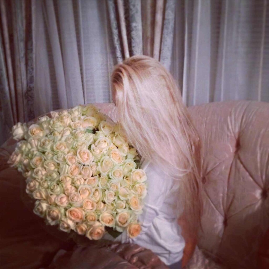 Фото на аву блондинка с цветами без лица