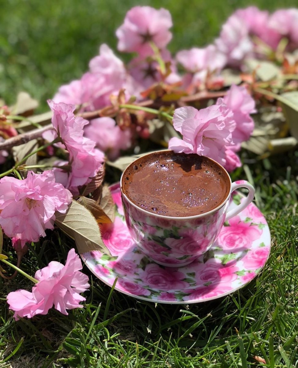 Красивая чашка кофе и цветы