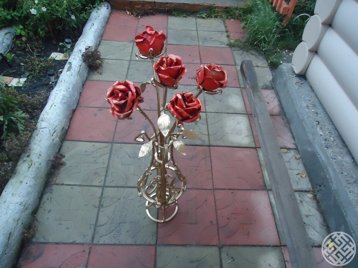 Металлические цветы на кладбище. Кованые розы на кладбище. Кованые розы на могилу.