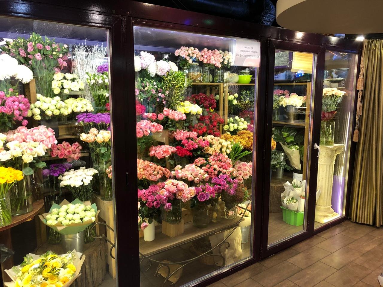 Цветочные магазины сергиев. Цветочный магазин. Интерьер цветочного магазина. Красивый цветочный магазин. Цветочный магазин внутри.