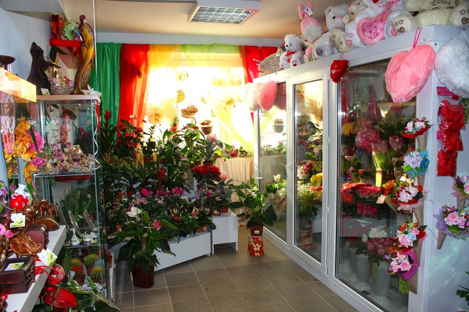 Цветочная 1 б. Цветочный магазин изнутри. Цветочный павильон внутри. Маленький цветочный магазин. Цветочный магазин снаружи.