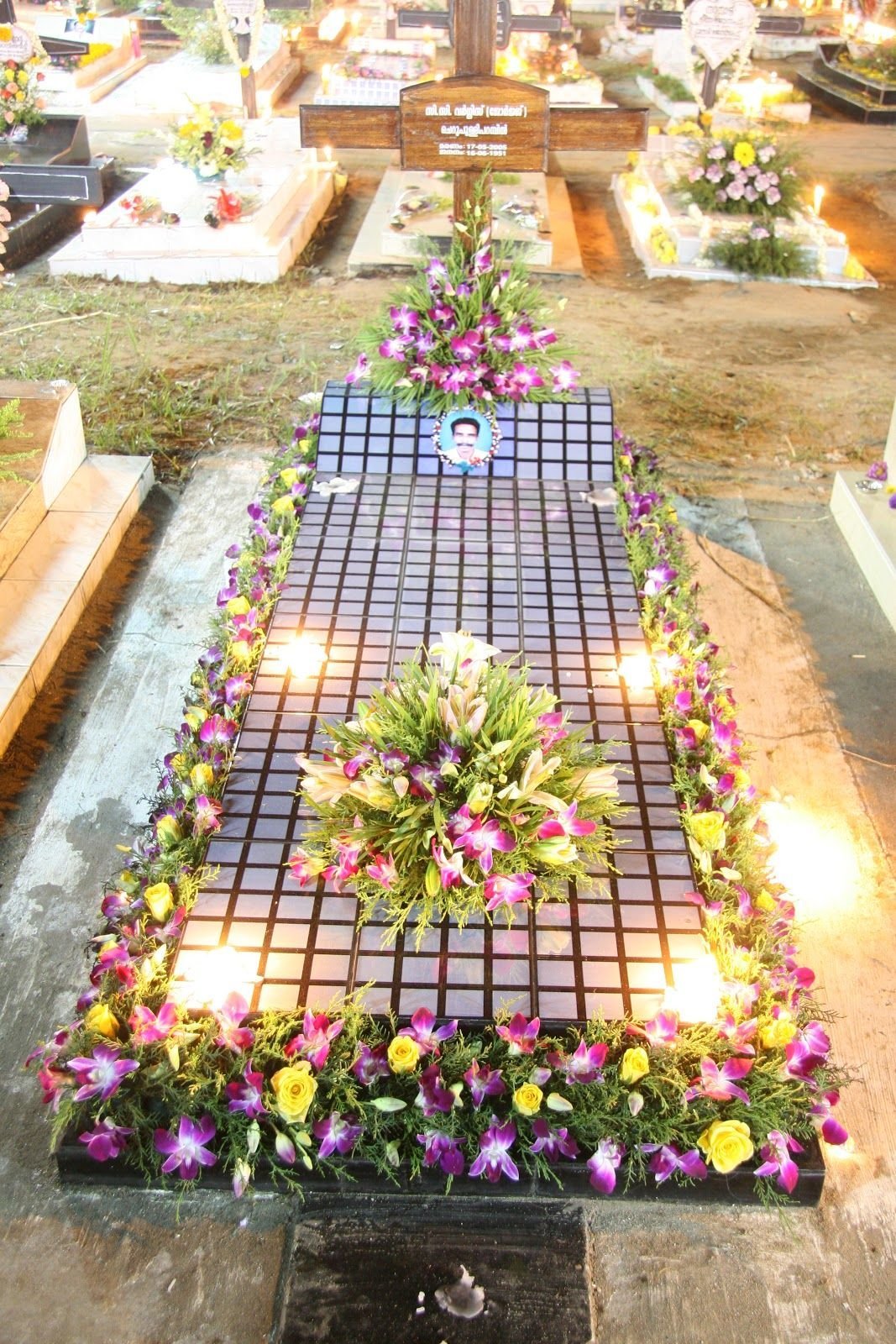 Как красиво украсить могилу искусственными цветами фото