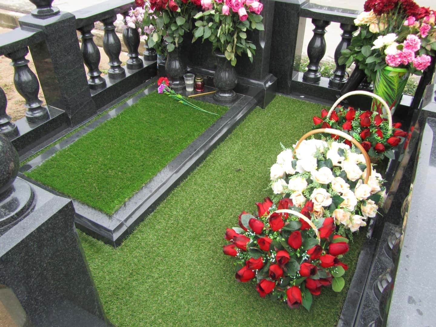 Оформление могилы искусственными цветами на кладбище фото