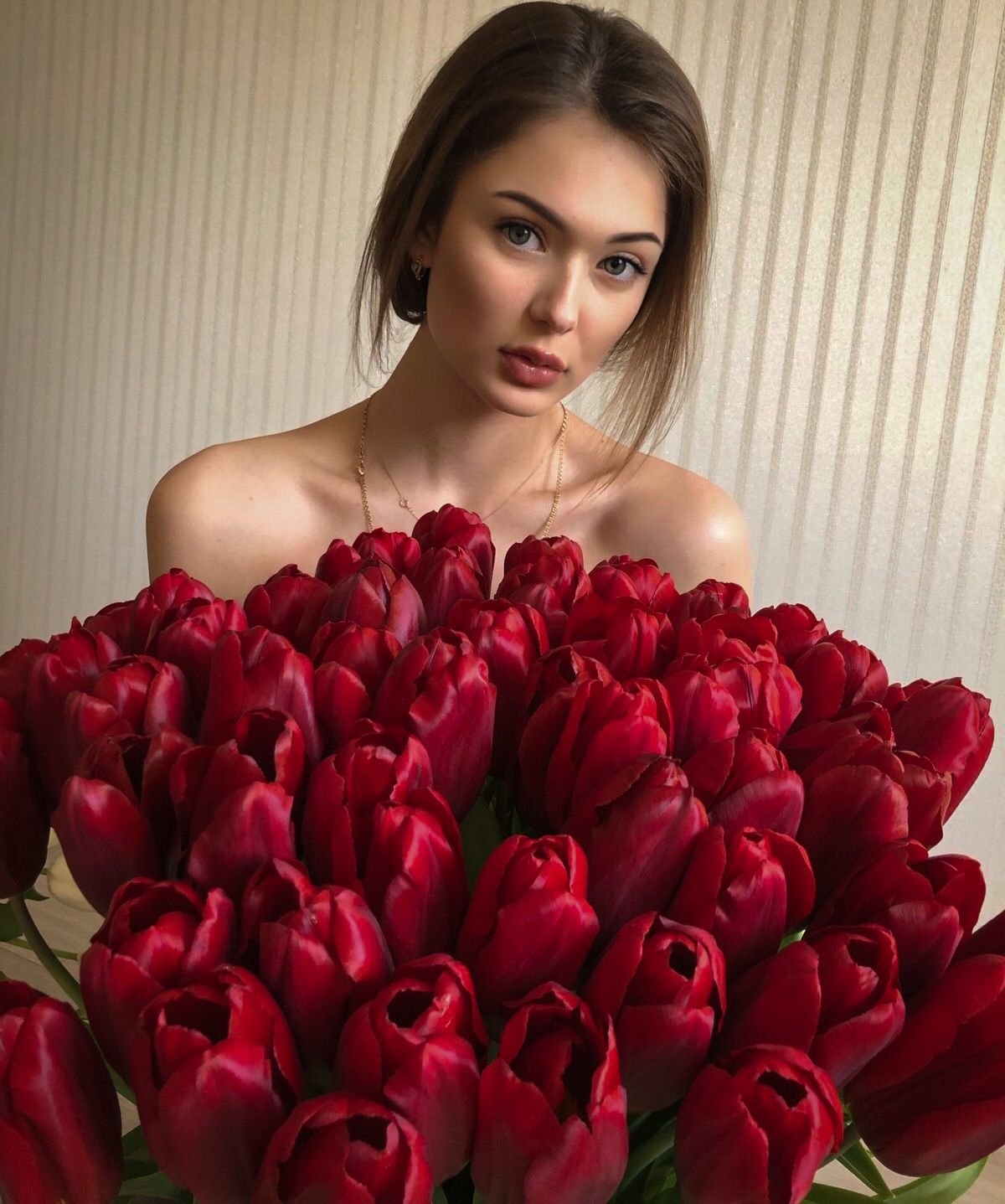 Красивое фото с тюльпанами девушки. Букет "девушке". Букет цветов для девушки. Девушка с букетом тюльпанов. Совушка с букетом цветов.