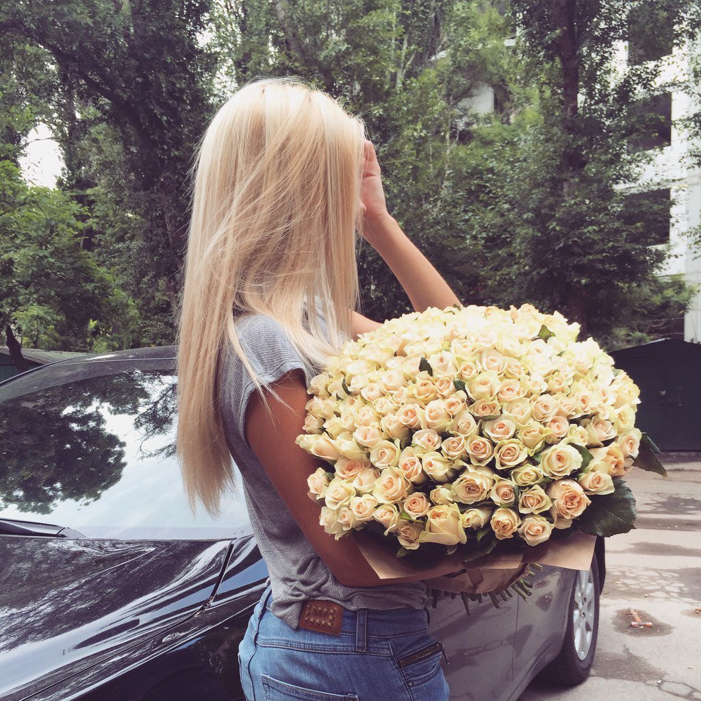 Блондинка с букетом цветов