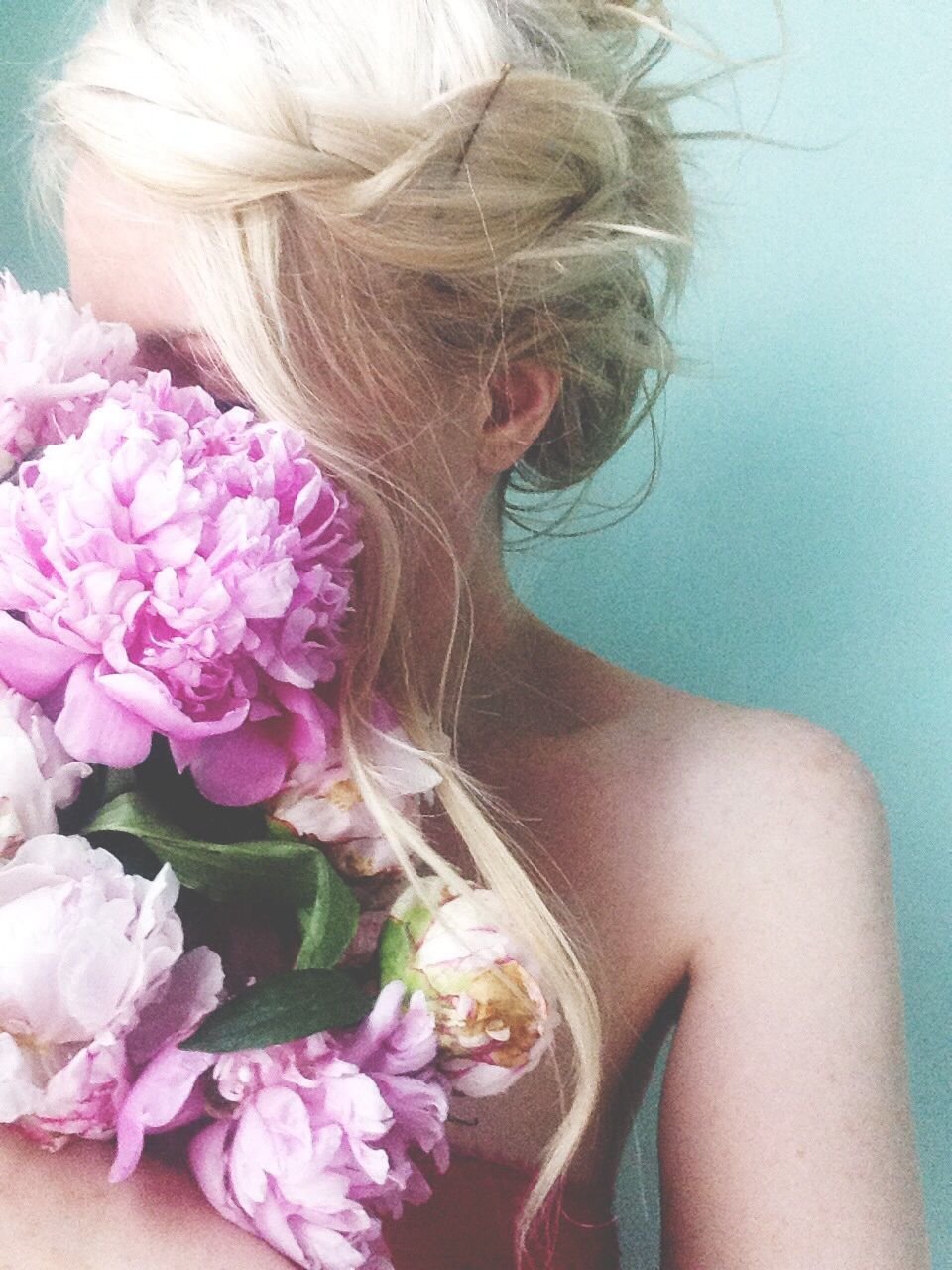 Девушка блондинка с цветами без лица