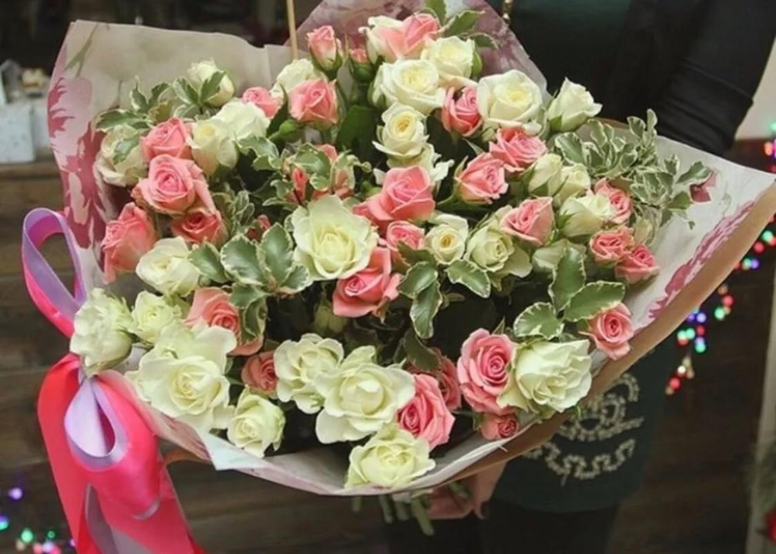 Букет цветов на столе. Цветы и подарок реальное. Реальные букеты цветов. Букет цветов в домашней обстановке. Какие цветы дарят на 14