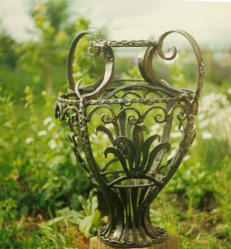 Кованая ваза для цветов на кладбище